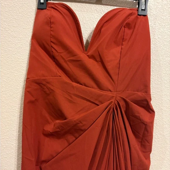 PrettyLittleThing Strapless Dress in Rich Rust - Picture 4 of 7